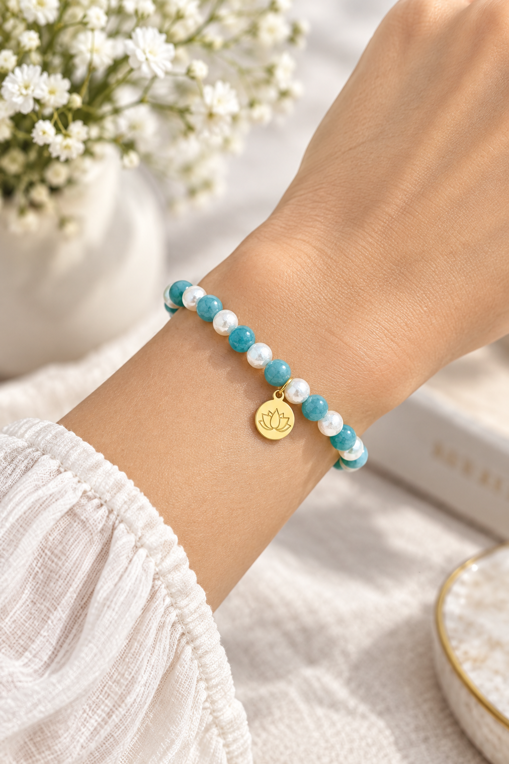 Bracciale Elastico in Acquamarina Naturale con Ciondolo Fiore di Loto 24K - 6mm