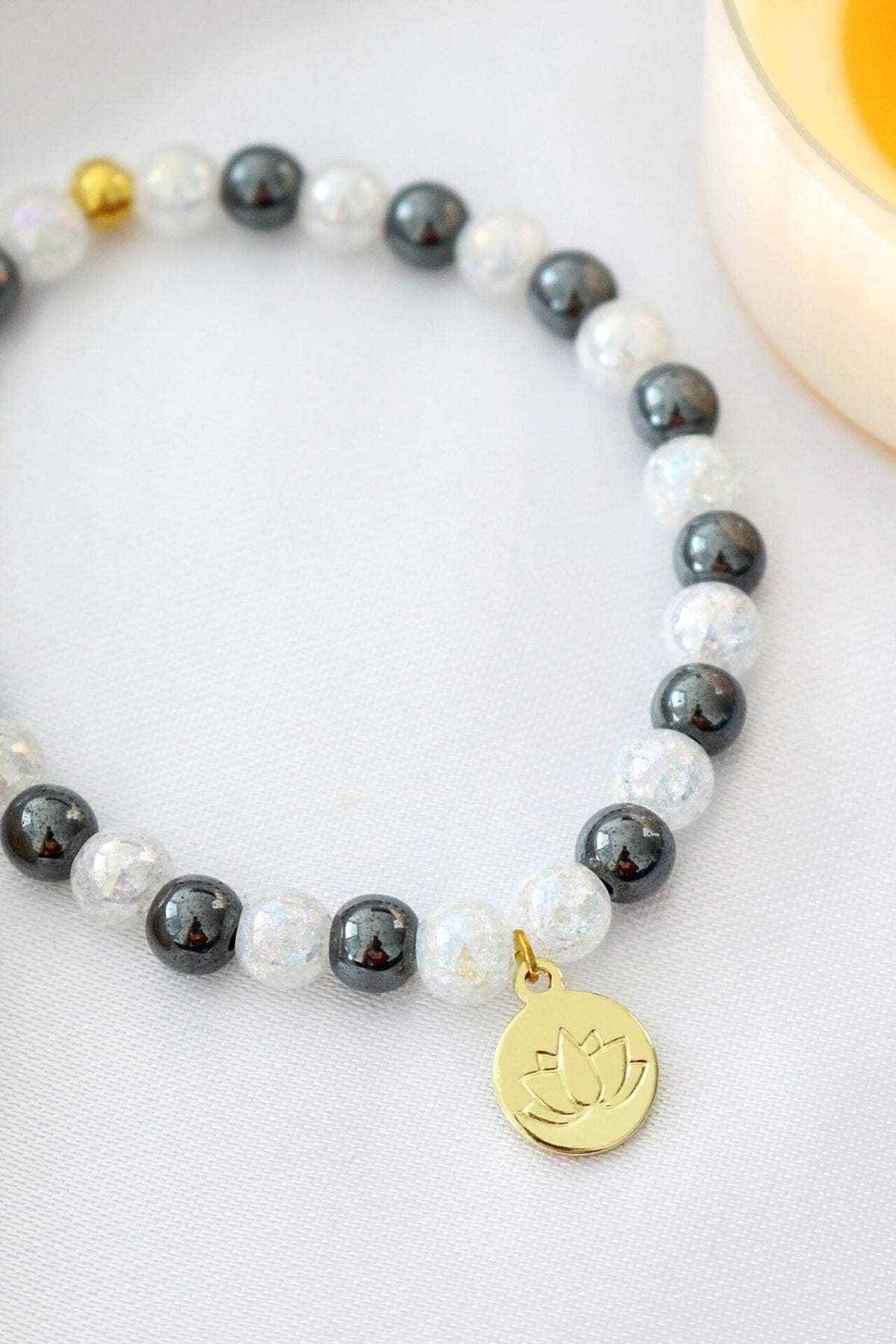 Bracciale Elastico in Ematite con Ciondolo Fiore di Loto 24K