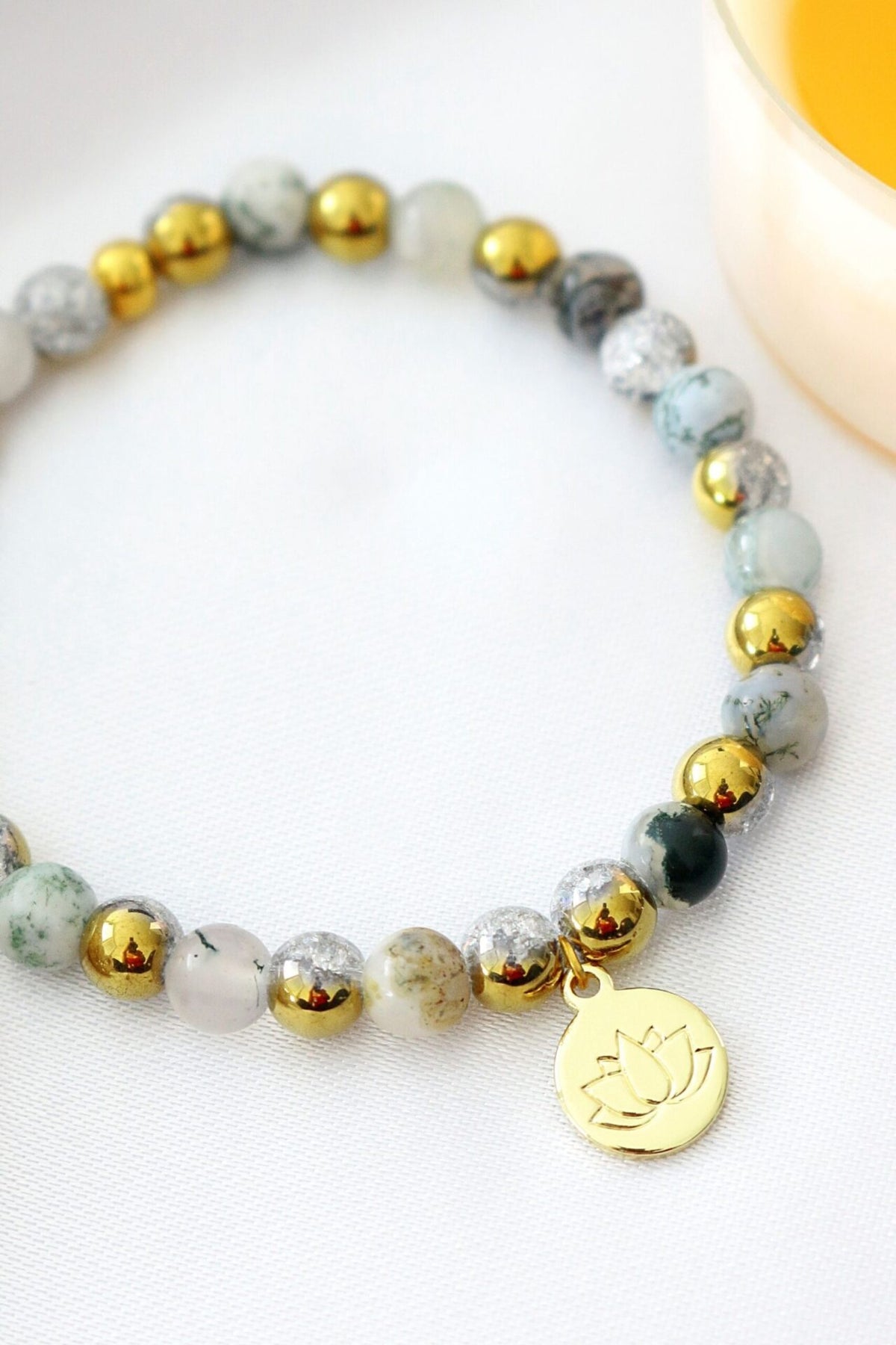 Bracciale Elastico in Agata Muschiata con Ciondolo Fiore di Loto 24K