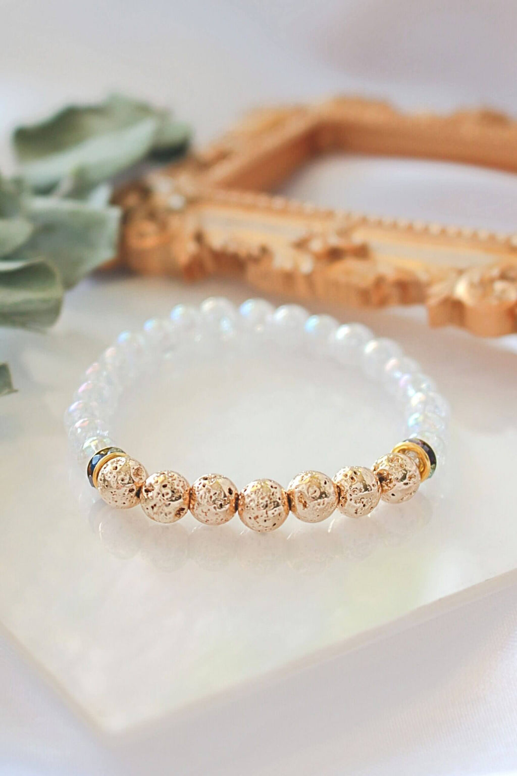 Bracciale Elastico Diffusore di Aromi in Pietra Lavica Dorata