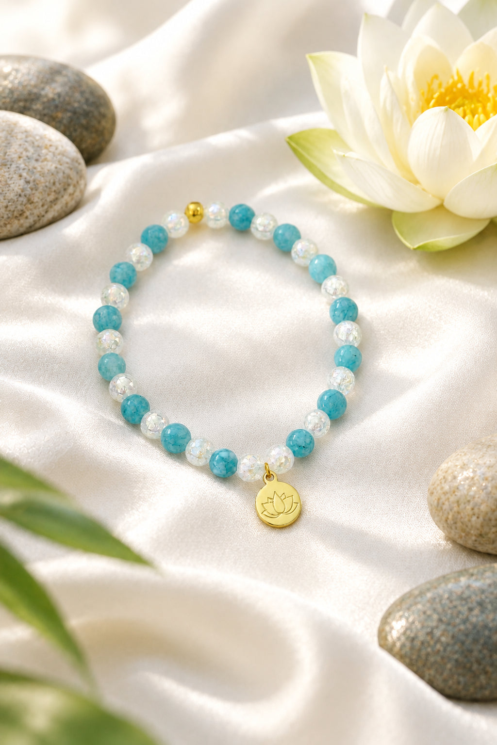Bracciale Elastico in Acquamarina Naturale con Ciondolo Fiore di Loto 24K - 6mm