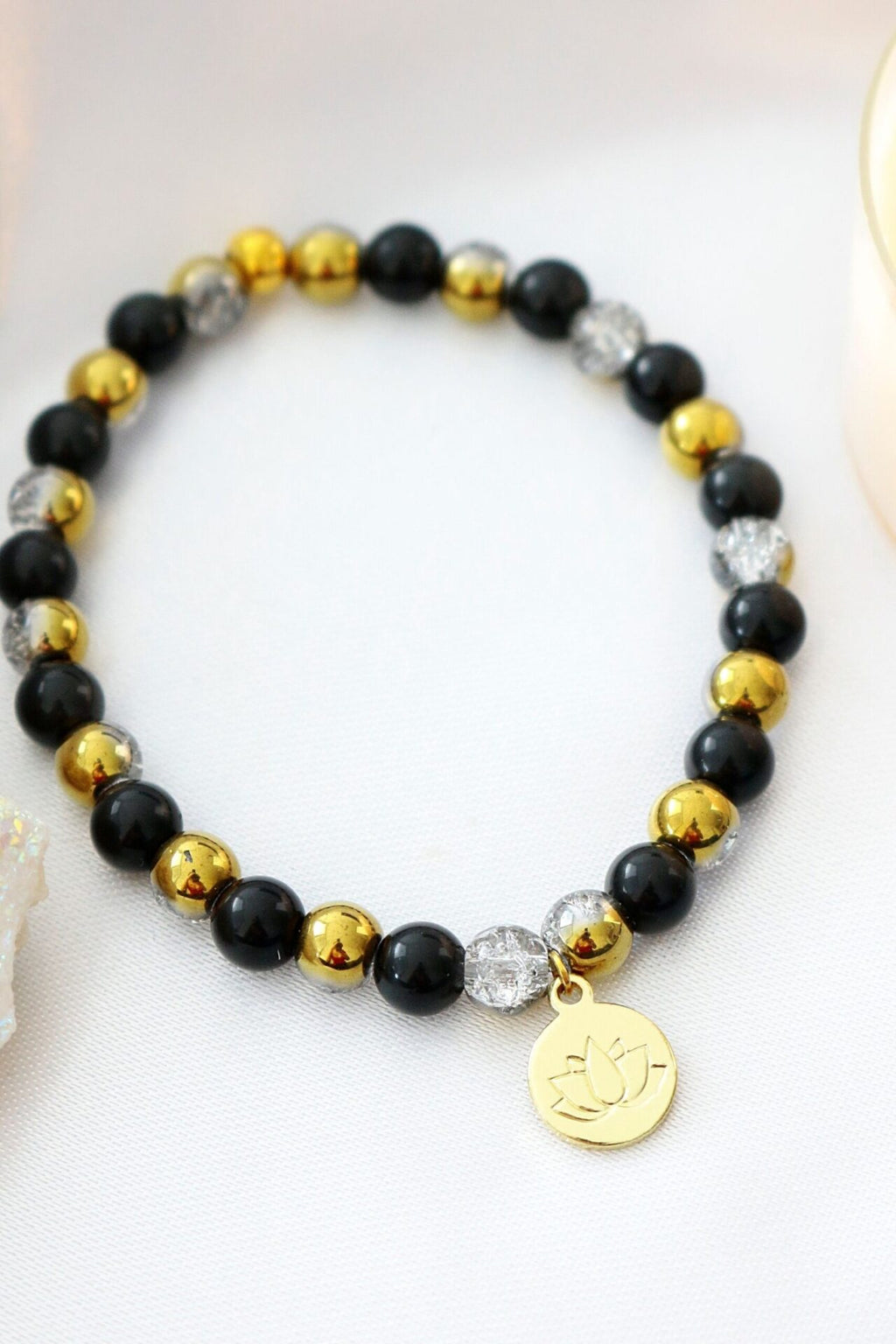 Bracciale Elastico in Ossidiana con Ciondolo Fiore di Loto 24K