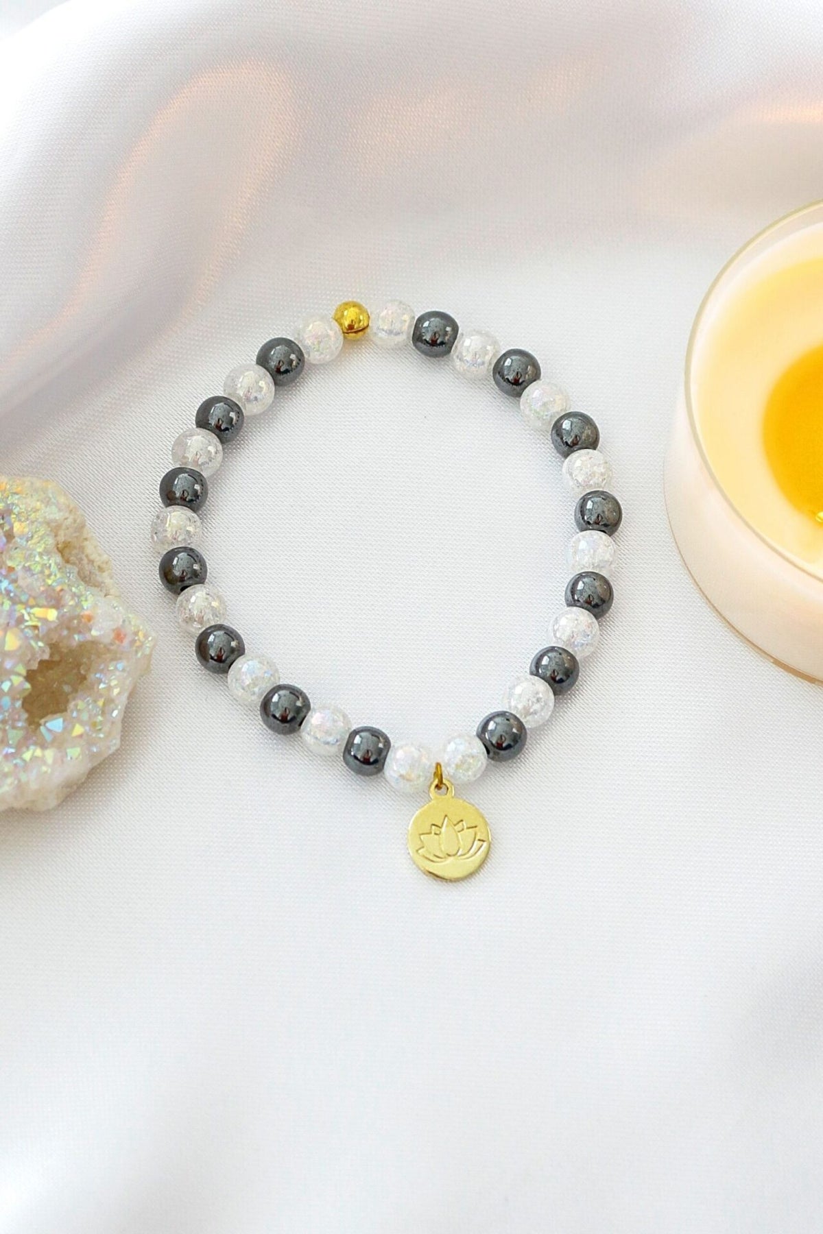 Bracciale Elastico in Ematite con Ciondolo Fiore di Loto 24K