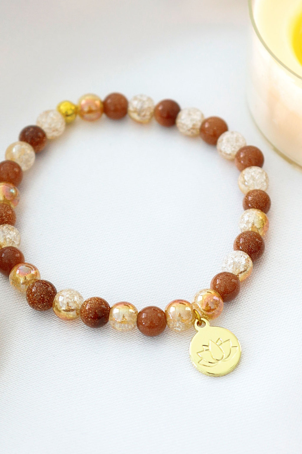Bracciale Elastico in Pietra d'Oro con Ciondolo Fiore di Loto 24K - 6mm