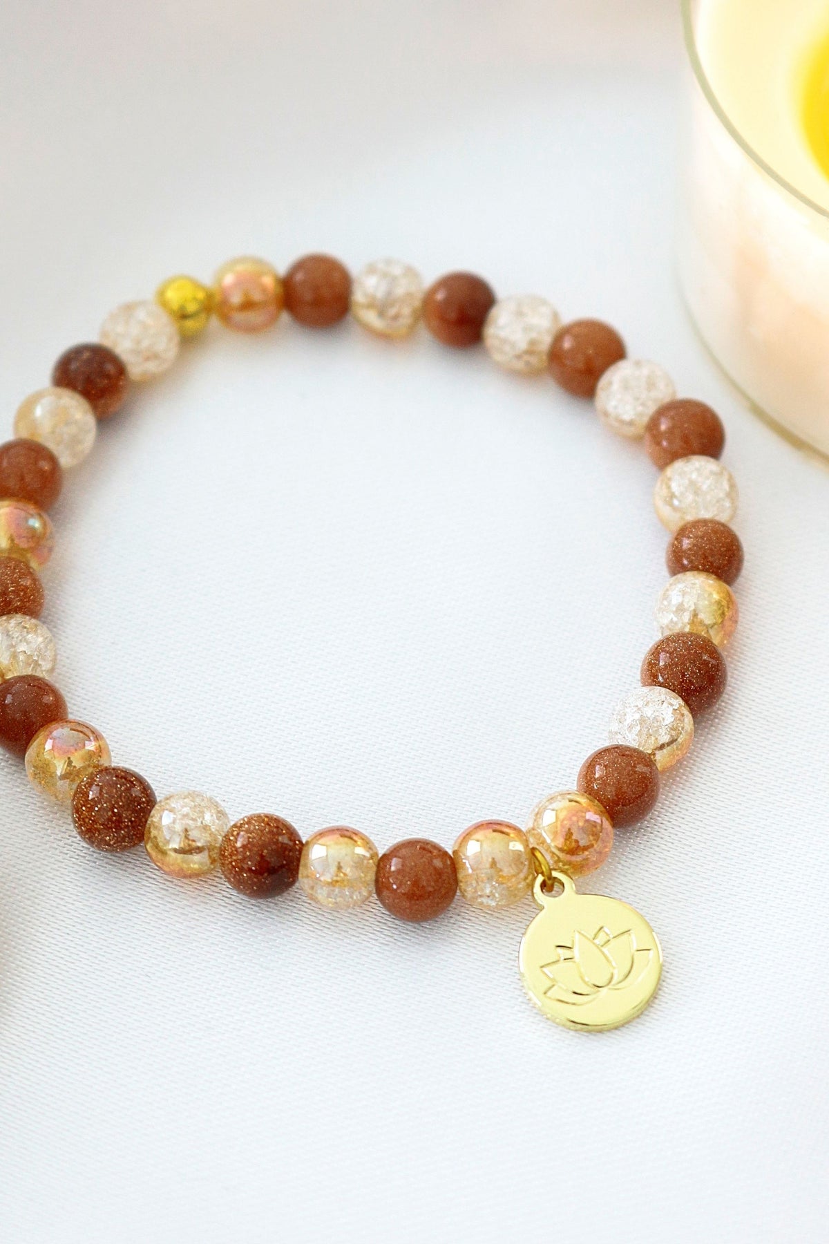 Bracciale Elastico in Pietra d'Oro con Ciondolo Fiore di Loto 24K - 6mm