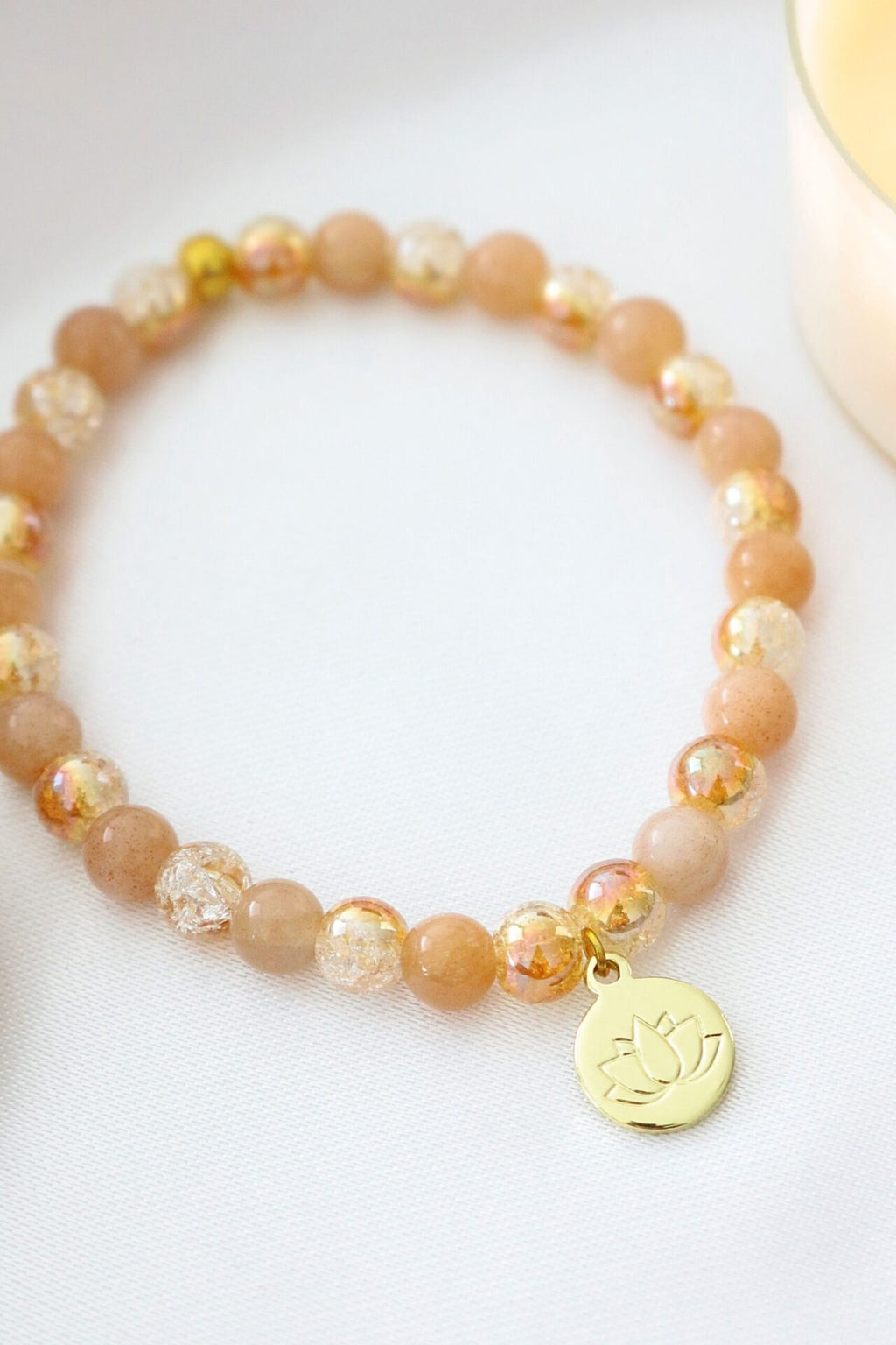 Bracciale Elastico in Pietra del Sole con Ciondolo Fiore di Loto 24K