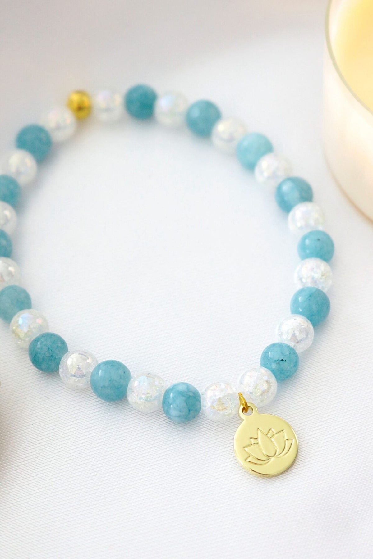 Bracciale Elastico in Acquamarina Naturale con Ciondolo Fiore di Loto 24K - 6mm