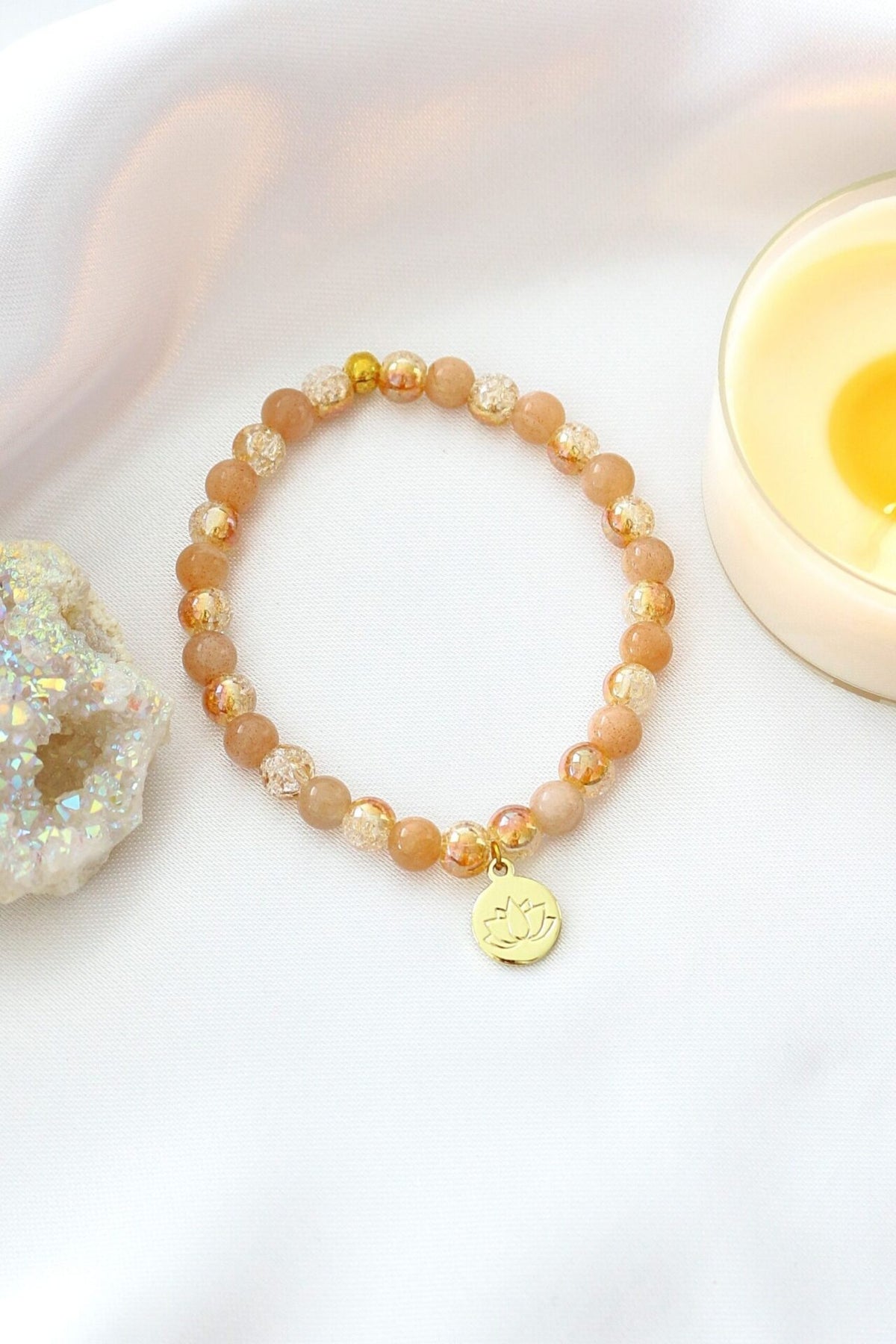 Bracciale Elastico in Pietra del Sole con Ciondolo Fiore di Loto 24K